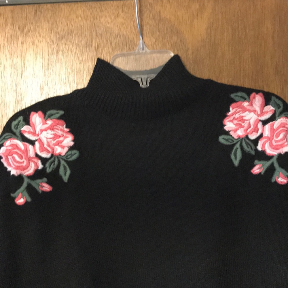 Embroiled flower crop sweater. Size L
